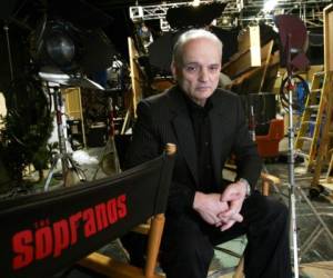 En esta foto del 3 de marzo del 2006, David Chase, creador y productor de la exitosa serie de HBO 'Los Soprano', posa en el plató del programa en el condado de Queens, en Nueva York. Warner Bros. Pictures anunció el jueves que New Line adquirió un guion para una precuela de 'Los Soprano' escrito por Chase y Lawrence Konner. El estudio dice que el título tentativo de la película es 'The Many Saints of Newark' y que transcurrirá en los años 60, durante los disturbios en Newark.