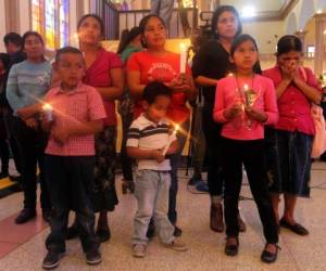 Desde el departamento de Intibucá llegaron ante la Morenita los menores Noé Edgardo Domínguez, Erick Nahún Domínguez y Andrea Guadalupe Rodríguez, para pedir por la unidad familiar y sanación. Foto: Johny Magallanes/EL HERALDO.