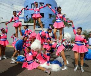 El grupo de palillonas del CEB Miguel Andonie Fernández cautivó a los espectadores del desfile en el bulevar Morazán. Foto: Johny Magallanes/David Romero/EL HERALDO.