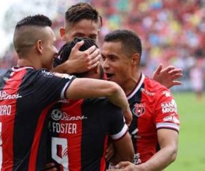 Roger Rojas en una celebración de un gol con jugadores de la Liga Deportiva Alajuelense de Costa Rica.