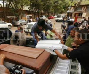Momento en que los féretros de la abuela y su nietecito son trasladados a un vehículo (Foto: Estalin Irías/ El Heraldo Honduras/ Noticias de Honduras)