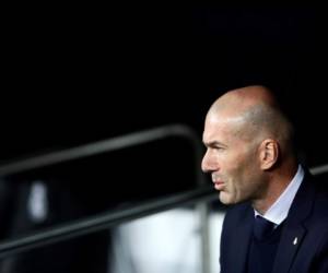 El técnico del Real Madrid Zinedine Zidane en la banca previo al encuentro de la Liga de Campeones contra el Manchester City en el Estadio Santiago Bernabéu, en Madrid, el miércoles 26 de febrero de 2020. (AP Foto/Manu Fernandez)