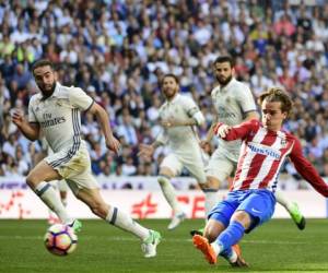 Dani Carvajal del Real Madrid ante Antoine Griezmann del Atlético de Madrid en el último duelo disputado por la Liga (Foto: Agencias)