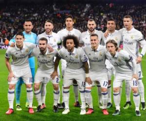(Front L-R) Real Madrid's Colombian midfielder James Rodriguez, Real Madrid's defender Dani Carvajal, Real Madrid's Brazilian defender Marcelo, Real Madrid's midfielder Lucas Vazquez, Real Madrid's Croatian midfielder Luka Modric (Back L-R) Real Madrid's Costa Rican goalkeeper Keylor Navas, Real Madrid's defender Sergio Ramos, Real Madrid's French defender Raphael Varane, Real Madrid's French forward Karim Benzema, Real Madrid's Brazilian midfielder Casemiro and Real Madrid's Portuguese forward Cristiano Ronaldo pose before the UEFA Champions League football match Real Madrid CF vs Borussia Dortmund at the Santiago Bernabeu stadium in Madrid on December 7, 2016. / AFP PHOTO / PIERRE-PHILIPPE MARCOU