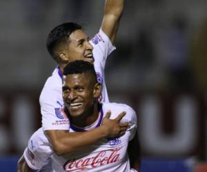 Carlo Costly y Michael Chirinos celebran uno de los goles frente al Honduras de el Progreso en el Estadio Nacional de Tegucigalpa.