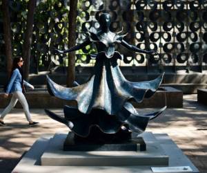 La espectacular bailarina, escultura de Salvador Dalí, en el Paseo de la Reforma.