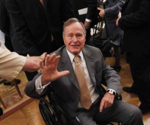 Foto del ex presidente de Estados Unidos George Bush tomada durante el funeral de su esposa.