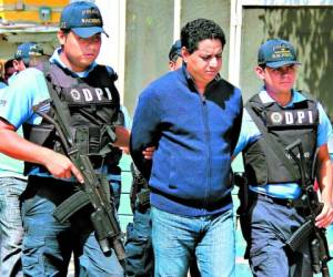 Momentos en que agentes de la Dirección Policial de Investigaciones (DPI) y otras instituciones operadoras de justicia capturaban al alcalde de El Negrito, Yoro, Delvin Leonardo Salgado Fuentes.