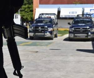 Un policía vigila en las afueras del hospital donde se recuperan las personas que resultaron heridas en el enfrentamiento del fin de semana. (Foto: AFP)