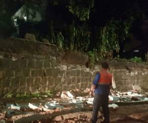 El muro del kinder Don Bosco en colonia Nueva Suyapa se derrumbó sobre la calle. (Foto: El Heraldo Honduras, Noticias de Honduras)
