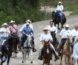 El presidenciable Juan Orlando Hernández junto a ganaderos y agricultores de Choluteca.