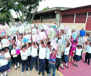 Emocionados reaccionaron los alumnos por su kit escolar.