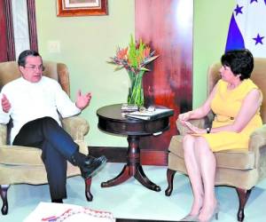 El canciller de Ecuador, Ricardo Patiño, junto a la secretaria de Relaciones Exteriores, Mireya Agüero.