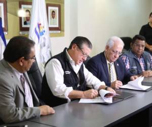 El magistrado David Matamoros y el rector de la UNAH, Francisco Herrera, estamparon su firma en la modificación del convenio.