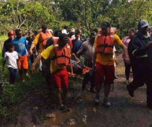 Este es el momento en que elementos del Cuerpo de bomberos de Honduras realizan el rescate del cuerpo.