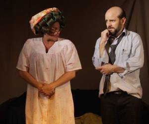 Mariela Zavala y Fernando Egea en una escena de la obra “Hasta que la suerte nos separe”.