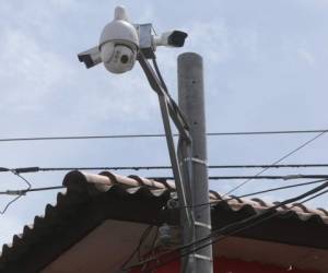 Estas tres cámaras se ubican en una de las salidas del mercado. Foto: David Romero/EL HERALDO.