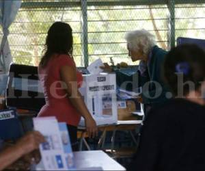 En la escuela Simón Bolivar de Tegucigalpa votó doña Camila (Foto: Estalin Irías/ El Heraldo Honduras/ Noticias de Honduras)