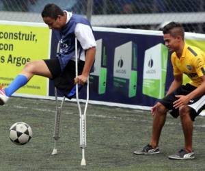 El joven Francisco Lemus intenta anotar un gol durante el entrenamiento que realiza junto al resto del equipo cada domingo (Foto: David Romero/EL HERALDO)