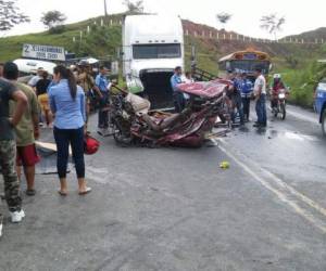 Tras el choque, el vehículo en el que viajaba la familia Estrada Madrid quedó completamente destruído. (Foto: Bomberos de Honduras/ El Heraldo Honduras/ Noticias Honduras hoy)