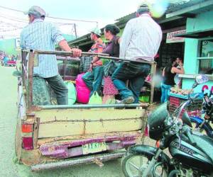 A falta de un servicio de transporte eficiente en las zonas montañosas de El Paraíso y Olancho, los ciudadanos se movilizan en vehículos pick-up.