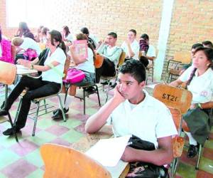 Alumnos en escuela en programa todos podemos avanzar en Danlí.