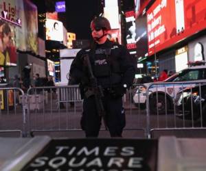 Un policía monta guardia en Times Square, no lejos del lugar de la explosión de una bomba en diciembre. Foto: Agencia AFP.