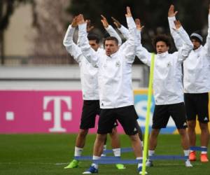 Lukas Podolski encabeza el entreno de la Selección de Alemania (Foto: AFP)