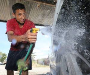 El uso de mangueras para lavar automóviles es cuestionado por las autoridades y un segmento de la población.