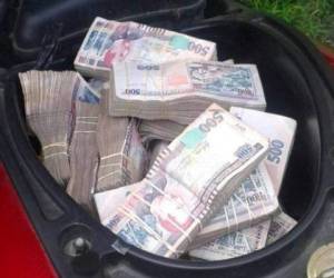 Tras un registro minucioso los investigadores encontraron el dinero en una motocicleta.