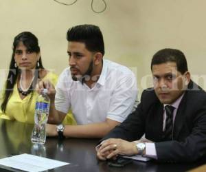 Kevin Solórzano junto a sus abogados defensores, minutos antes de que comenzara la lectura del fallo que finalmente terminó declarándolo culpable. Fotos Jimmy Argueta.