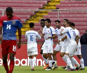 Los jugadores de Nicaragua celebran la primera anotación ante Belice (Foto: Agencia AFP)