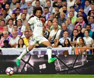 El lateral brasileño en una jugada del clásico español (Foto: Agencia AFP)