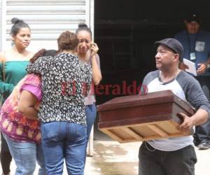 Momento en el que familiares de Adison Calet López lo retiraban de la morgue capitalina en medio de lágrimas.