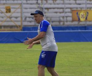 Fabián Coito dando instrucciones en el entrenamiento del martes.