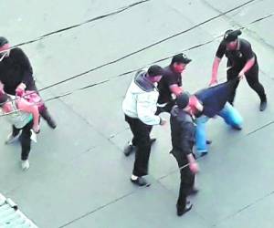 Guardias de seguridad de Hospital Escuela Universitario (HEU) le propinan fuerte golpiza a familiares de paciente. VIDEO EL HERALDO.