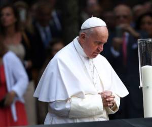 NEW YORK, NY - SEPTEMBER 25: Pope Francis pauses to pray during a visit to the 9/11 memorial pools on September 25, 2015 in New York City. Pope Francis visited Ground Zero following his address at the United Nations. The interfaith prayer service will include Muslims, Jews, Christians, Sikhs and Hindus. The Pope will also meet with family members of victims who were killed in the 9/11 terrorist attacks. Spencer Platt/Getty Images/AFP== FOR NEWSPAPERS, INTERNET, TELCOS & TELEVISION USE ONLY ==