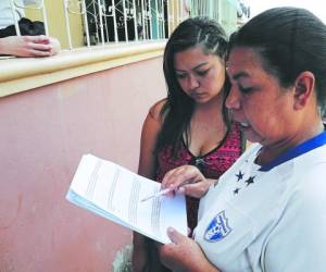 Activistas del Partido Nacional se desplazaron por barrios y colonias del Distrito Central para consultar a las bases de ese instituto político sobre la reelección.