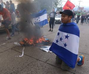 Honduras vive momentos de tensión e incertidumbre tras nueve de celebradas las elecciones generales y sin que se conozcan los resultados oficiales sobre quién es el nuevo Presidente del país. Esta situación ha dejado como resultado violentas protestas, saqueos, cuantiosas pérdidas en la economía y toque de queda en todo el territorio.