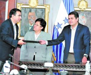 El presidente Hernández anunció la construcción de 1,000 viviendas.