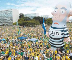 Lula se defiende con vehemencia de las acusaciones. Anuncia que va a luchar hasta el final y pide a sus partidarios que salgan a las calles.