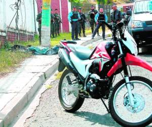 A la escena del brutal accidente llegaron elementos policiales y de Medicina Forense para hacer el levantamiento del cadáver.