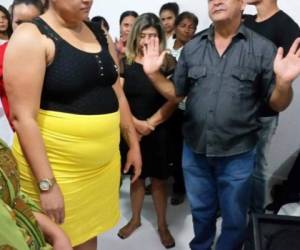 La congregación entera oraba por la mujer, mientras el pastor realizaba el supuesto milagro.