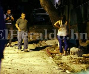 Un menor murió y otro resultado herido la noche de este lunes en una fuerte balacera registrada en el barrio El Bosque de la capital de Honduras, según información preliminar, foto: Jimmy Argueta / EL HERALDO.