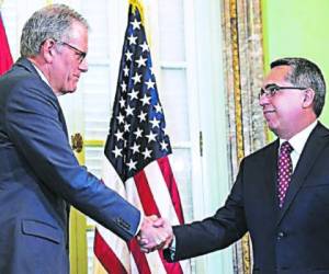 Cuba y Estados Unidos ya dieron los primeros pasos para el deshielo en 2015 con la apertura de embajada en ambos países (Foto: AP/ El Heraldo Honduras/ Noticias de Honduras)
