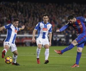 Messi manufacturó el segundo tanto con una brillante acción rodeado de rivales, asistió en el tercero de Jordi Alba (79) y culminó la goleada en el último minuto tras asistencia del charrúa, foto: AP.
