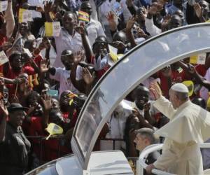 El papa Francisco saluda a la multitud en África.