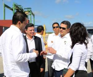 El presidente Hernández y su comitiva durante el recorrido realizado ayer en la Zona Especial de Mariel, en Cuba.