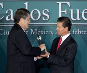En 2015 cuando recibió el premio Carlos Fuentes de manos del presidente de México, Enrique Peña Nieto.