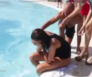 La chica se sentó a llorar a la orilla de la piscina tras sufrir el accidente.